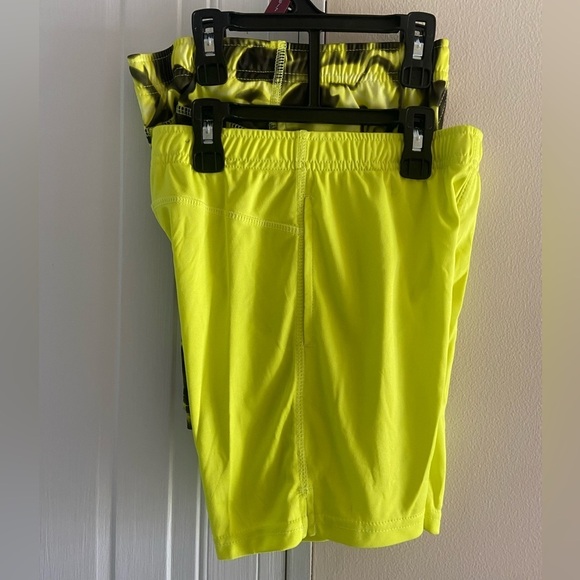 Boys Athletic Shorts 2 pack Size Small 6-7  DriWorks Bright Colored Shorts - Picture 2 of 3